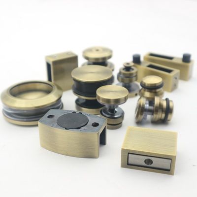 قیمت خوب سیستم درب کشویی بدون قاب SS304 با غلتک‌های طلایی پولیش شده و سبک طراحی بدون قاب آنلاین